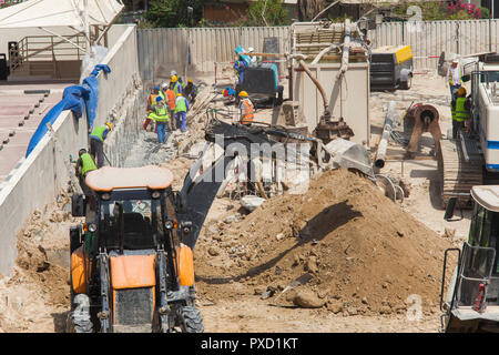 Les travailleurs et les machines d'un site de construction Banque D'Images