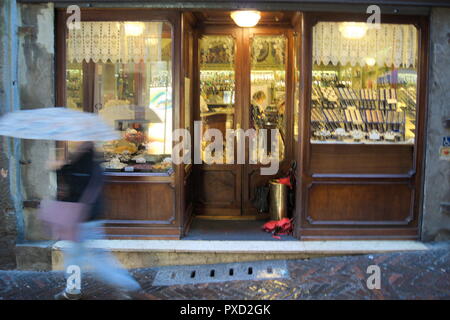 Façade élégante et ancienne dans la ville haute de Bergame, ville médiévale italienne. En début de soirée, la lumière s'estompe lors d'un hiver pluvieux. Banque D'Images