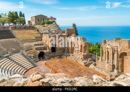 Ruines de l'ancien théâtre grec de Taormina sur une journée ensoleillée avec la mer méditerranée. Province de Messine, Sicile, Italie. Banque D'Images