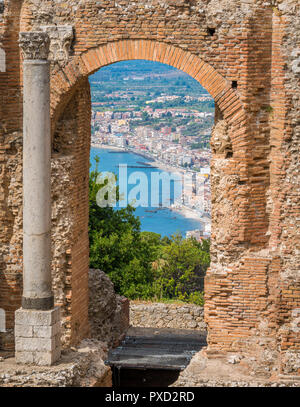 Ruines de l'ancien théâtre grec de Taormina, avec la côte sicilienne. Province de Messine, Sicile, Italie. Banque D'Images