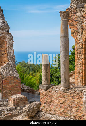 Ruines de l'ancien théâtre grec de Taormina sur une journée ensoleillée avec la mer méditerranée. Province de Messine, Sicile, Italie. Banque D'Images