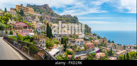 Vue panoramique à Taormina, ville célèbre dans la province de Messine, Sicile, Italie. Banque D'Images