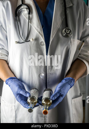 Médecin est titulaire de deux flacons de vaccin dans un hôpital, conceptual image Banque D'Images