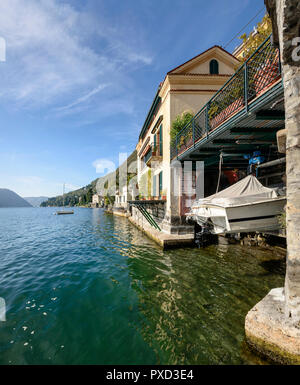 Maison ancienne de voile suspendu dans un hangar à bateaux sur à lakeside village touristique historique sur le lac de Como, tourné en automne lumineux lumière à Moltrasio, Italie Banque D'Images