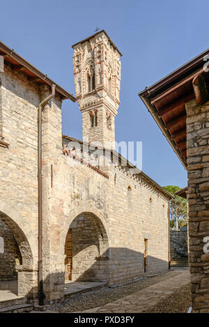 L'église romane Sainte Maria Maddalena et côté village de clocher sur le rivage de lac Lario, tourné en automne lumineux lumière à Sala Comacina, Côme, Italie Banque D'Images