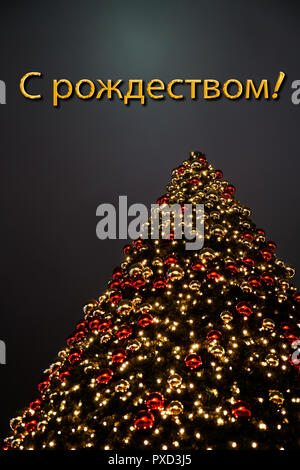 Un arbre de Noël avec décoration rouge et or. Le texte russe "С рождеством" signifie "Joyeux Noël". Une parfaite maison de vacances Carte de vœux. Banque D'Images