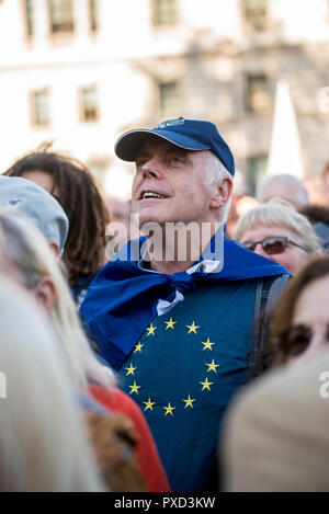 Un homme portant un t-shirt sur le thème de l'Union européenne détient un drapeau de l'UE au cours du vote du peuple mars appelant à un Brexit deuxième référendum. Banque D'Images