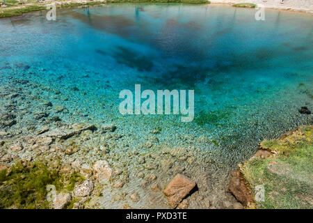 Ak-Balik est une source sacrée avec l'eau bleu clair situé le long de la route du Pamir non loin de Alichur, Pamir, Tadjikistan, du Haut-Badakchan. Banque D'Images