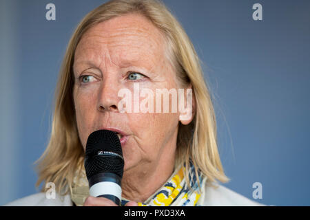 La BBC star Dragons Den Deborah Meaden au cours de la voter pour un deuxième appel mars Brexit référendum. Banque D'Images