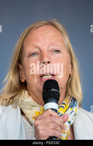 La BBC star Dragons Den Deborah Meaden au cours de la voter pour un deuxième appel mars Brexit référendum. Banque D'Images