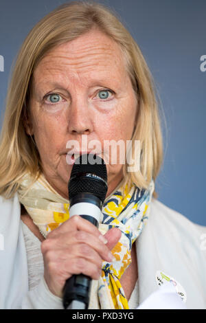 La BBC star Dragons Den Deborah Meaden au cours de la voter pour un deuxième appel mars Brexit référendum. Banque D'Images