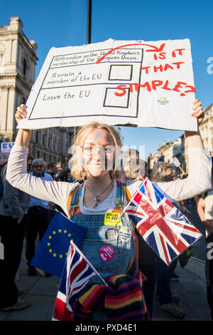 Un adolescent est titulaire d'un Brexit signer pendant le vote du peuple mars à Westminster, Londres. Banque D'Images