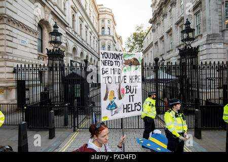 Un manifestant tient une pancarte de protestation en face de Downing Street, en tant que quelqu'un prend avec elle pendant l'selfies vote du peuple de mars. Banque D'Images