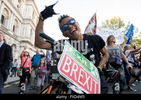 Un homme monté sur un vélo avec un Brexit signer au cours d'une marche de plus de 500 000 personnes demandant un deuxième référendum dans un Brexit vote du peuple de mars. Banque D'Images