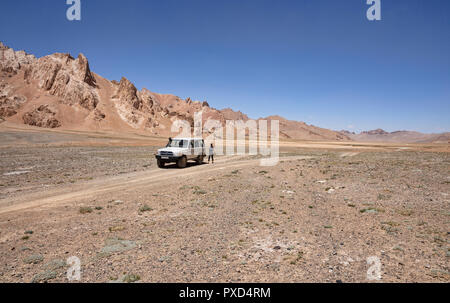 Promenades pour Trekker dans la vallée à distance landcruiser est de Murghab, District de Murghab, Pamir, dans la région autonome du Haut-Badakhchan au Tadjikistan, Banque D'Images