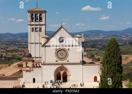 Assisi, Italie - 16 août 2018 : Les personnes qui arrivent à la Basilique Papale de Saint François d'assise. La basilique et d'autres sites franciscains est répertorié un Banque D'Images