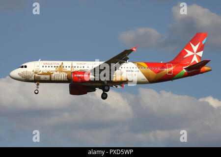 Airbus A320-200 d'Air Malta dans des couleurs de La Valette à l'inscription 9H-D'OEA en courte finale pour la piste 01 de l'aéroport de Bruxelles. Banque D'Images