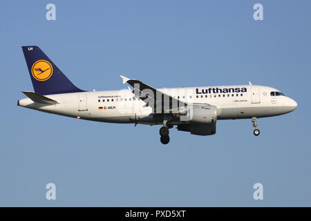 L'allemand Lufthansa Airbus A319-100 (vieux) livrée avec l'enregistrement D-AILH en courte finale pour la piste 01 de l'aéroport de Bruxelles. Banque D'Images