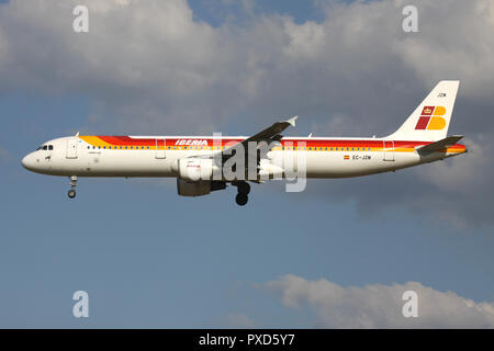 L'Espagnol Iberia Airbus A321-200 (vieux) livrée avec l'inscription CE-JZE en courte finale pour la piste 01 de l'aéroport de Bruxelles. Banque D'Images