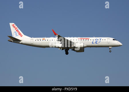 Air Europa espagnol Embraer ERJ-195 avec l'inscription CE-KXD en courte finale pour la piste 01 de l'aéroport de Bruxelles. Banque D'Images