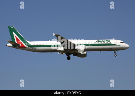 Alitalia Airbus A321-100 italien avec enregistrement irlandais EI-IXO en courte finale pour la piste 01 de l'aéroport de Bruxelles. Banque D'Images