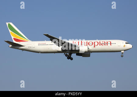 Ethiopian Airlines Boeing 767-300 avec l'inscription ET-tous en courte finale pour la piste 01 de l'aéroport de Bruxelles. Banque D'Images