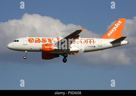 EasyJet Airbus A319-100 britannique (vieux) livrée avec l'inscription G-EZDN en courte finale pour la piste 01 de l'aéroport de Bruxelles. Banque D'Images