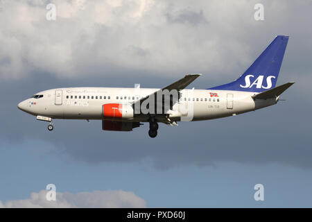 SAS Scandinavian Airlines Boeing 737-700 avec l'inscription LN-TUI en courte finale pour la piste 01 de l'aéroport de Bruxelles. Banque D'Images