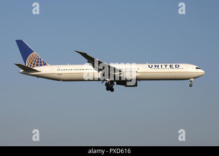 United Airlines Boeing 767-400 avec l'inscription N66056 en courte finale pour la piste 01 de l'aéroport de Bruxelles. Banque D'Images