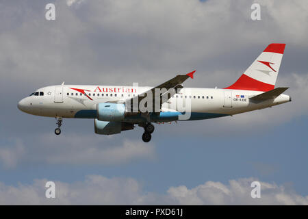 Austrian Airlines Airbus A319-100 (vieux) livrée avec l'inscription OE-LDE en courte finale pour la piste 01 de l'aéroport de Bruxelles. Banque D'Images