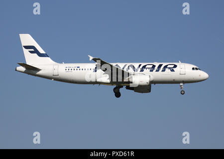Airbus A320-200 Finnair finlandais avec l'inscription OH-LXF en courte finale pour la piste 01 de l'aéroport de Bruxelles. Banque D'Images