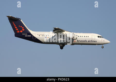 Brussels Airlines belge Avro RJ100 avec l'inscription OO-DWH en courte finale pour la piste 01 de l'aéroport de Bruxelles. Banque D'Images