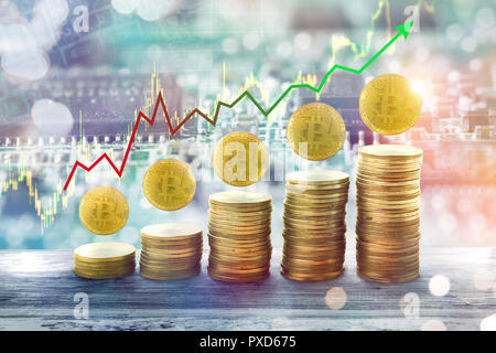 De plus en plus concept graphique avec bitcoin or. des piles de pièces d'or Revenus graphique avec table en bois sur bitcoin Banque D'Images