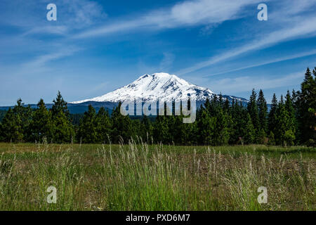 Mont Adams couverte de neige sur une belle journée, des Cascades, dans l'état de Washington, USA. Banque D'Images