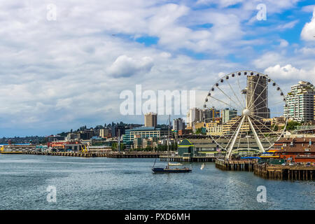 Grand ou Grande roue et le bord de mer de Seattle de Elliott Bay. Seattle Skyline. Banque D'Images