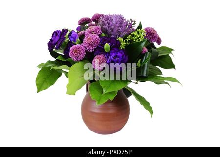 Beau bouquet de fleurs dans un vase en céramique sur fond blanc Banque D'Images