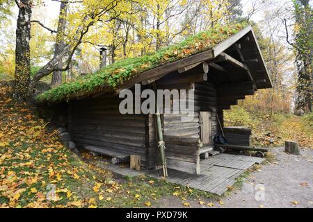 Sauna finlandais traditionnel en bois à l'automne, extérieur Banque D'Images