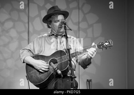 Keith Catfish jouant sur scène à Laxey Insitute dans l'île de Man avec sa guitare catfish personnalisés Santa Cruz Banque D'Images