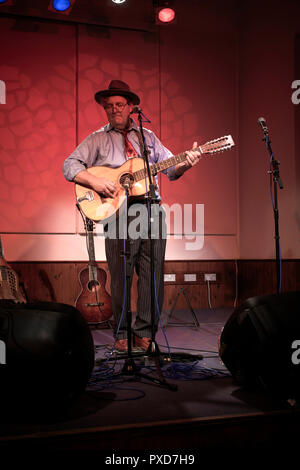 Keith Catfish jouant sur scène à Laxey Insitute dans l'île de Man avec sa guitare 12 cordes Bawn Banque D'Images