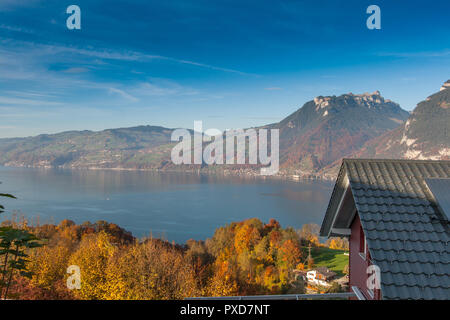 Le lac de Thoune, Suisse - le 27 octobre 2015 : l'automne sur le lac de Thoune et typique Suisse village près de la ville d'Interlaken, dans le canton de Berne Banque D'Images
