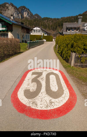 La limite de vitesse de 30 km/h panneau de circulation peintes sur la route du quartier résidentiel dans la ville autrichienne Banque D'Images