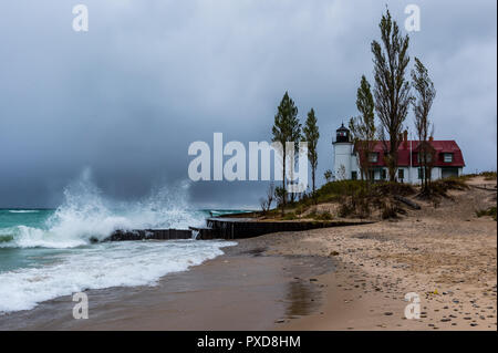 De grosses vagues livre la rive en face du point Betsie phare, Frankfort, au Michigan. Banque D'Images