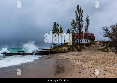 De grosses vagues livre la rive en face du point Betsie phare, Frankfort, au Michigan. Banque D'Images