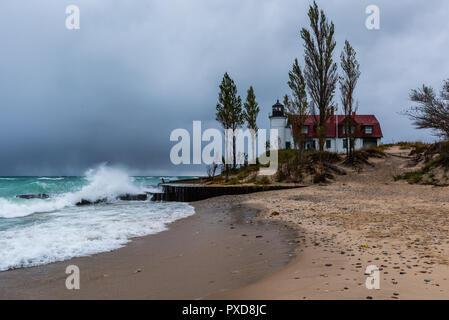 De grosses vagues livre la rive en face du point Betsie phare, Frankfort, au Michigan. Banque D'Images