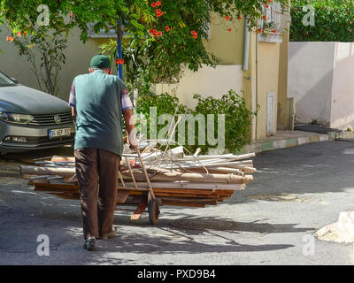 Istanbul, Turquie, 20 Septembre 2018 : un éboueur turc portant un panier avec des ordures. Vue depuis l'arrière. Banque D'Images