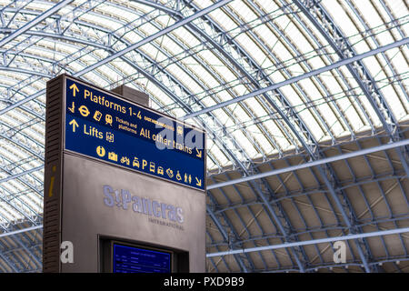 St Pancras International informations inscription avec départ board, Londres, UK Banque D'Images