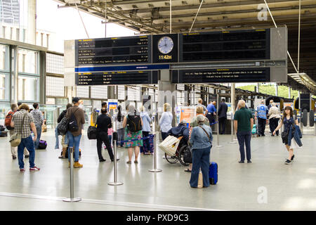 Les passagers qui attendent en face de départ électronique conseil à St Pancras International Station, London, UK Banque D'Images