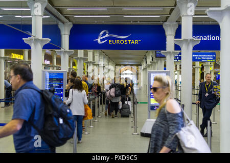 Passagers faisant la file d'attente au départ pour le service de train Eurostar à la gare internationale de St Pancras, Londres, Royaume-Uni Banque D'Images