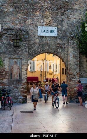 Garda-Lake, Lazise, Italie, la ville médiévale de Lazise était protégé par un mur massif avec seulement avec certaines portes à passer Banque D'Images