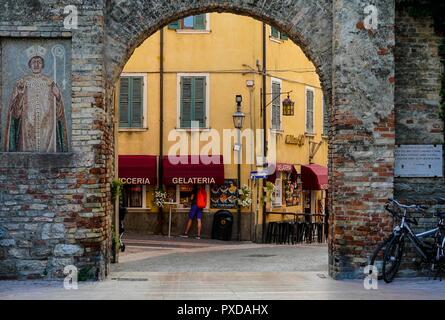 Garda-Lake, Lazise, Italie, la ville médiévale de Lazise était protégé par un mur massif avec seulement quelques portes de col Banque D'Images